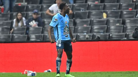 El delantero de los Tuzos de Pachuca, Avilés Hurtado celebrando su gol en el Estadio BBVA en medio de una lluvia de objetos lanzados desde la grada.