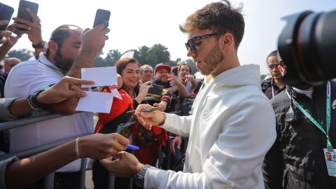 Pierre Gasly firmó autógrafos para algunos fans mexicanos ante del incidente.