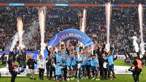 Pachuca celebrando su séptimo título al levantar el Apertura 2022 de la Liga MX.