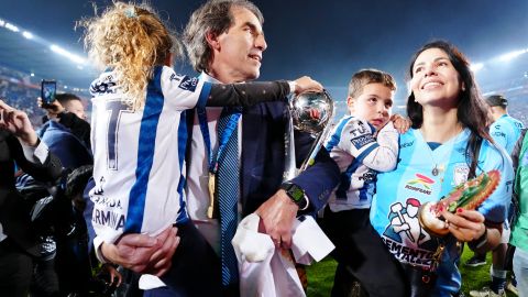 Guillermo Almada celebra junto a su familia haber ganado el Apertura 2022 de la Liga MX con el Pachuca.