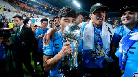 Kevin Álvarez celebra el título de Pachuca en el Apertura 2022 de la Liga MX.