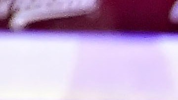 Shocker aplica una llave a Máximo.