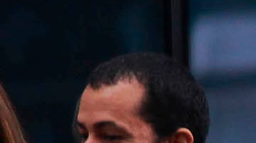 El periodista André Marín (traje y corbata) conversando con Abraham González durante un evento de Fórmula 1 antes del GP de México en 2017.