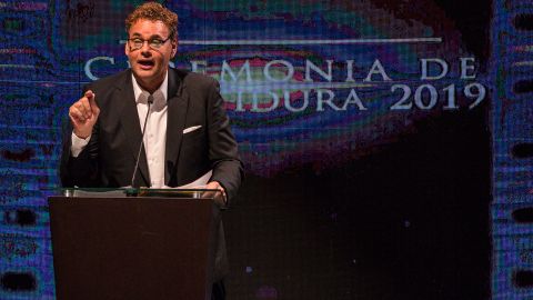 El periodista David Faitelson durante una ceremonia del salón de la fama del fútbol nacional e internacional.