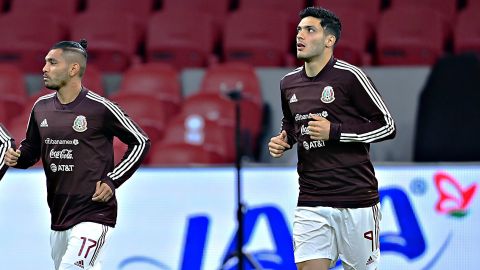 Jesús Manuel 'Tecatito' Corona (i) y Raúl Jiménez (d) en un entrenamiento con El Tri.