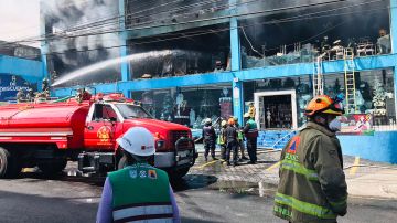 VIDEO: Fuerte incendio en comercio “Galerías El Triunfo” colapsa el sur de la Ciudad de México