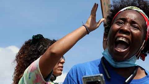 Cansados de caminar por la frontera, los inmigrantes son víctimas de odio