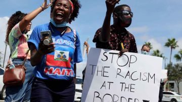 Cansados de caminar por la frontera, los inmigrantes son víctimas de odio