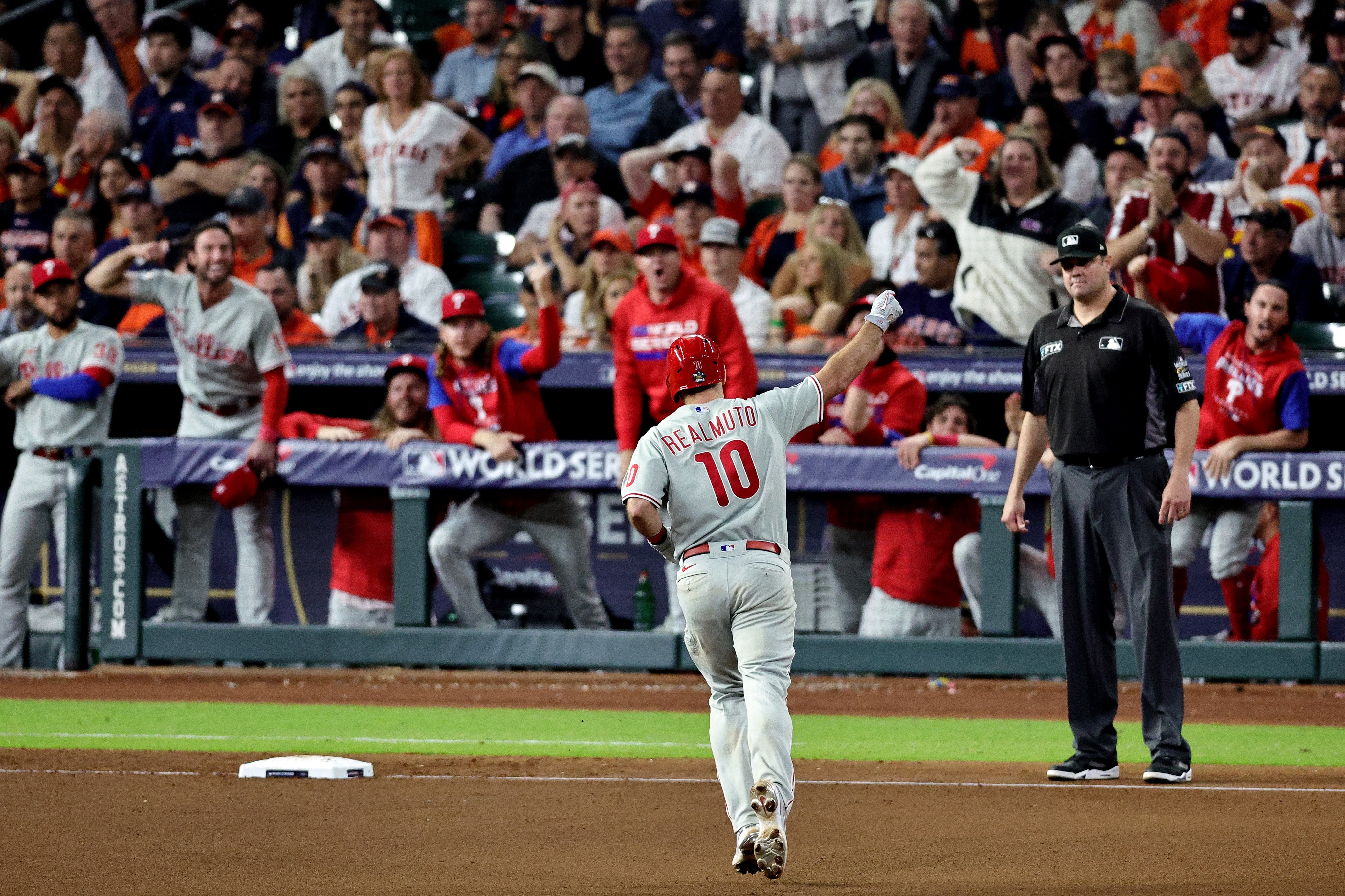 Phillies se pone a un triunfo de la Serie Mundial a base de cuadrangulares