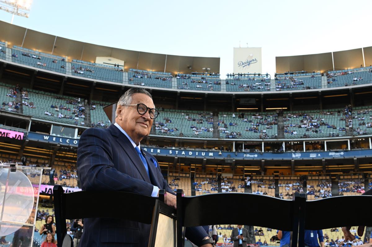 Los Dodgers rinden homenaje al legendario Jaime Jarrín, quien
