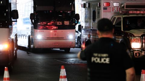 Jefe fronterizo afirma que la campaña de reubicación de migrantes de los gobernadores republicanos está avivando la migración a EE.UU.