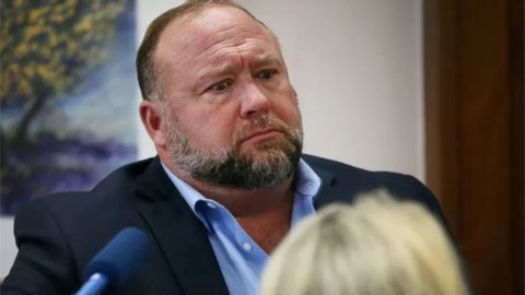 Alex Jones pasó años negando la masacre en la escuela Sandy Hook.