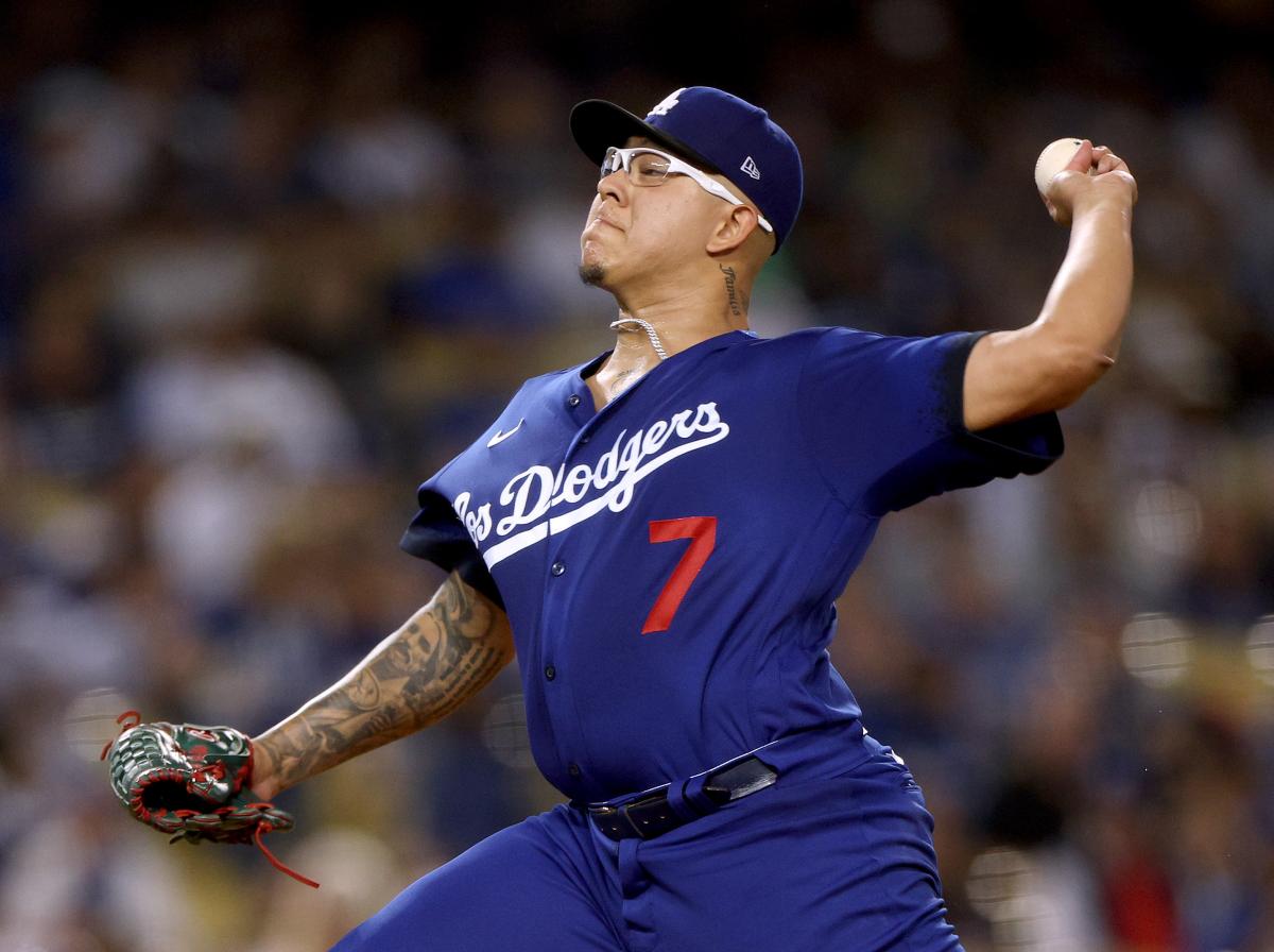 El mexicano Julio Urias en el entrenamiento con los Dodgers