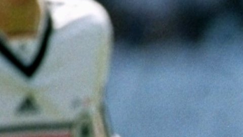 Jurgen Klinsmann disputa el balón contra Pavel Pardo en el juego entre Alemania y México en Francia 98.