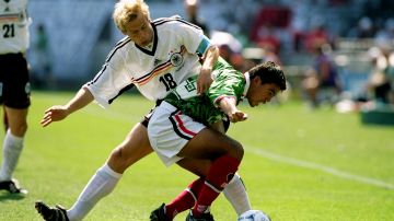 Jurgen Klinsmann disputa el balón contra Pavel Pardo en el juego entre Alemania y México en Francia 98.