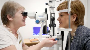 Le retiran a mujer más de 20 lentes de contacto de los ojos (VIDEO)