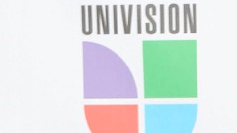 Lili Estefan, conductora de El Gordo y La Flaca por Univision luce profundo escote.