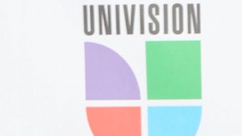 Lili Estefan, conductora de El Gordo y La Flaca por Univision luce profundo escote.