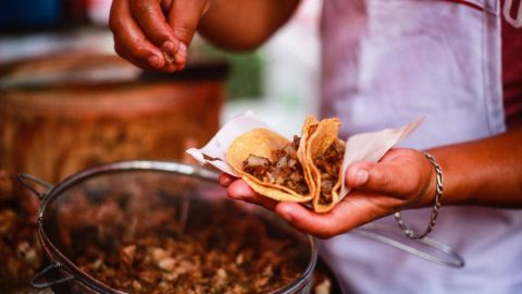 Maldita Hombre golpea a su esposa en taquería porque ella quería ir a un restaurante fino