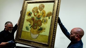 Manifestantes arrojan sopa a la icónica pintura Girasoles de Van Gogh valuada en $85 millones de dólares