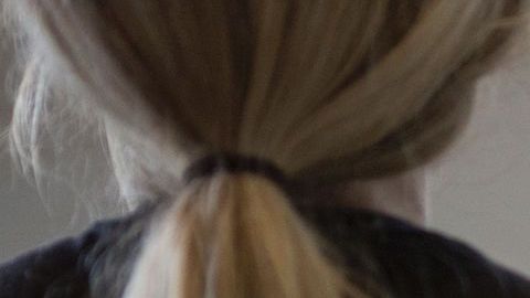 Mesera se venga de clienta que huyó sin pagar la cuenta