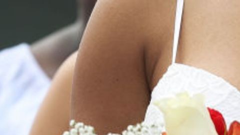 Mujer cumple su sueño de casarse de blanco ¡con el amigo de su hija!