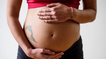 Mujer descubre que está embarazada tras dar a luz a su primer bebe