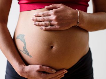 Mujer descubre que está embarazada tras dar a luz a su primer bebe