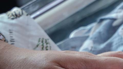 El bebé sólo peso cuatro libras al nacer