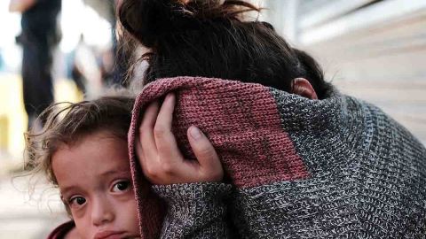 Cientos de adultos acompañados de sus hijos han hecho de las calles un hogar