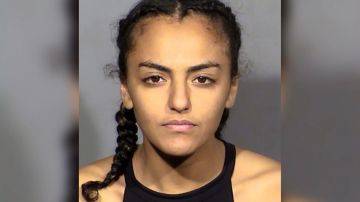 Mujer que afirmó ser arrestada por guapa ahora fue acusada por matar a su propia madre