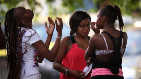 En la reunión se entonaron violentos cantanticos en contra de las estudiantes