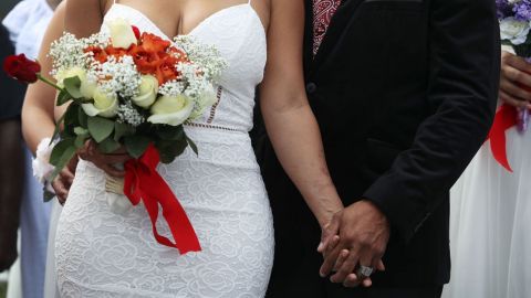 Novia es plantada el día de su boda, sigue la fiesta y se hace viral