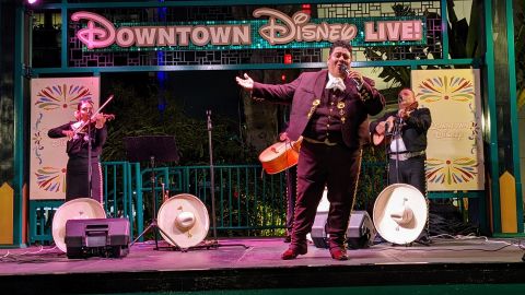 Julián Torres presentándose en Downtown Disney Live el viernes. (Jacqueline García/La Opinión)