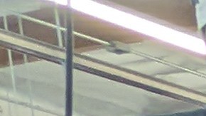 Trabajadores en nueva empresa de costura con funcionarios locales. (Jacqueline García/La Opinión)