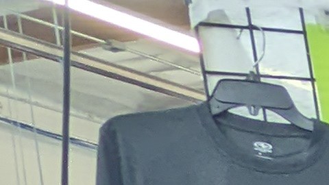 Trabajadores en nueva empresa de costura con funcionarios locales. (Jacqueline García/La Opinión)