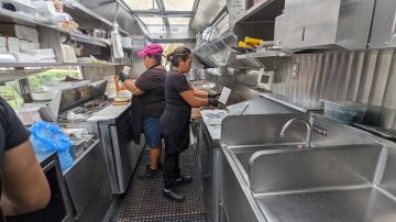 Dueños de camiones de comida y restaurantes están preocupados por la multiplicación de puestos de tacos sin permiso en las calles. (Jacqueline García/La Opinión)