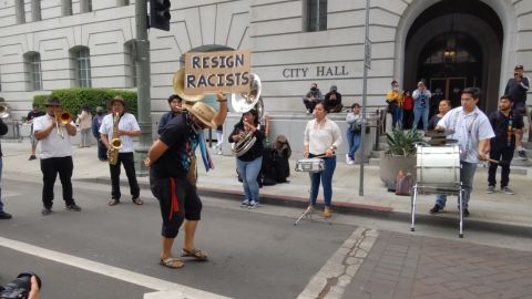 Entre musica y baile, los oaxaqueños pidieron la renuncia de los concejales. (Jacqueline García/La Opinión)