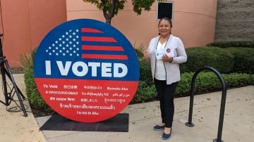 Por primera vez, María Leticia Flores votó por correo. (Jacqueline García/La Opinión)