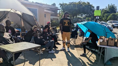 Protestantes a unos pies de distancia de la casa de Kevin de León. (Jacqueline García/La Opinión)
