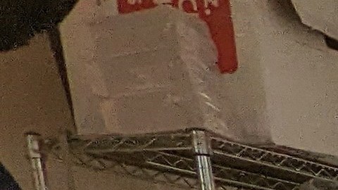 Ashley Manzano (izq.) y compañeras muestran una tlayuda de Tacos Manzano. (Jacqueline García/La Opinión)