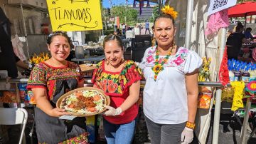 Ashley Manzano (izq.) y compañeras muestran una tlayuda de Tacos Manzano. (Jacqueline García/La Opinión)