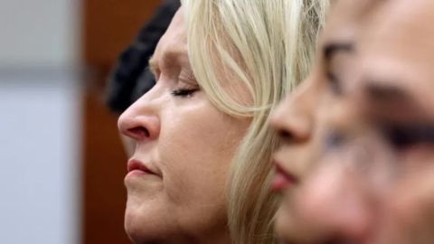 Los familiares de las víctimas mostraban su dolor a medida que la juez leía los 17 cargos en contra de Cruz.