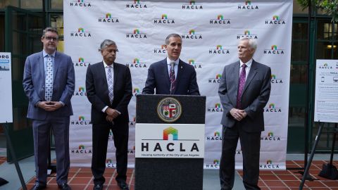 El alcalde Eric Garcetti hizo el anuncio con otros funcionarios el martes. (Suministrada)