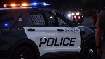 Policía de Beverly Hills investiga volantes antisemitas dejados en toda la ciudad