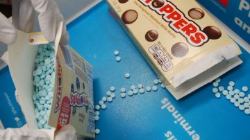 Decomisan 12,000 pastillas de fentanilo en envoltorios de caramelos en LAX; lanzan advertencia previo a Halloween