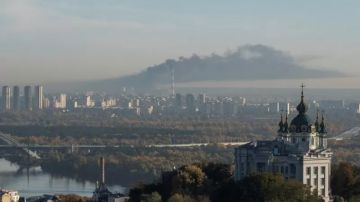 Este martes se pudo ver humo en la margen izquierda del río Dnipro.