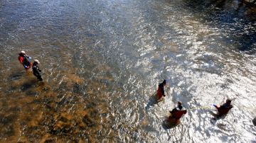 Restos humanos que sobresalen de un río hallados durante la busqueda de ciclistas desaparecidos en Oklahoma