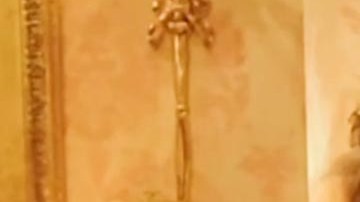 A sus 77 años, Rod Stewart vive como un miembro de la realeza