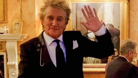 A sus 77 años, Rod Stewart vive como un miembro de la realeza